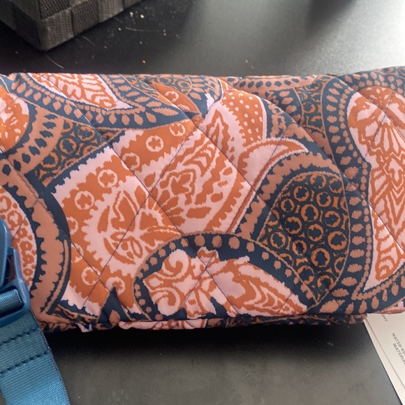💙💗VERA BRADLEY Ultralight RFID Water Repellent Belt Bag, “Fern Paisley” - Picture 2 of 8